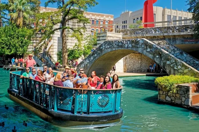 Du khách thích thú với San Antonio River Walk