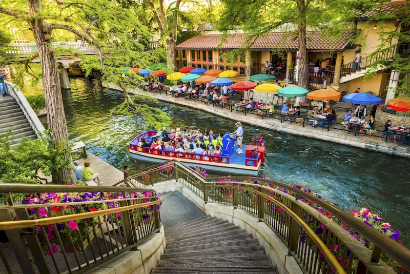 San Antonio River Walk là điểm du lịch phải đến ở Texas